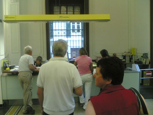 Preso a botte all'uscita delle Poste per aver saltato la fila d'attesa: il suo aggressore a processo per lesioni e ingiurie