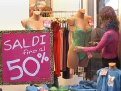 Saldi a mezzanotte: shopping in notturna nella città della Zizzola Saldi a mezzanotte: shopping in notturna nella città della Zizzola