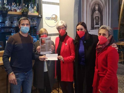 Non solo scarpette rosse, ma gesti concreti. Mondovì in piazza contro la violenza  [VIDEO]