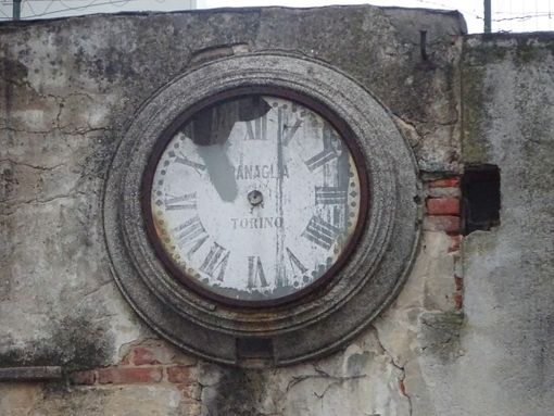 Bra come “Ritorno al Futuro”: orologio fermo dall’epoca delle concerie