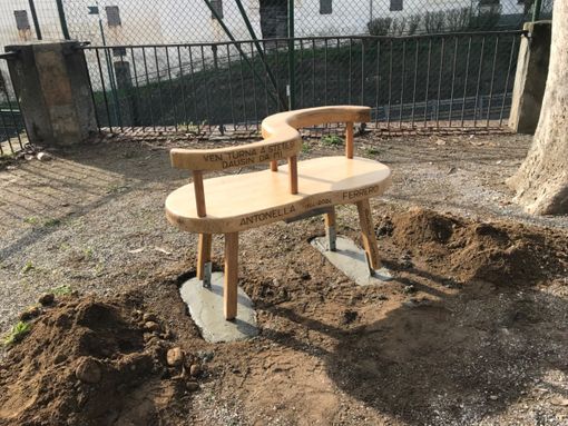 Una panchina in ricordo di Antonella Ferrero nei giardini di Bene Viagienna Una panchina in ricordo di Antonella Ferrero nei giardini di Bene Viagienna