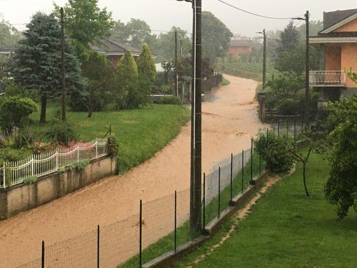 Temporale serale su Peveragno, in pochi minuti via Bisalta diventa un canale: allagata un'abitazione (VIDEO)