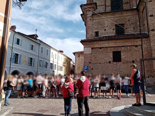 Gli alunni delle medie di Carrù alla &quot;Passeggiata della Memoria&quot; con l'ANPI