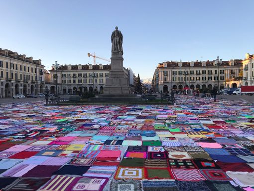 Le coperte di Viva Vittoria tornano in piazza Galimberti: ne sono rimaste 1500, ma sarà un nuovo spettacolo