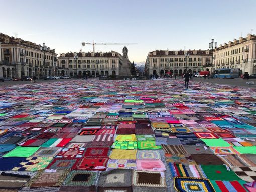 Grazie alle coperte che hanno colorato piazza Galimberti, a Cuneo ora c'è la "casa delle donne"