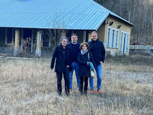 Le autorità sul terreno dove sorgerà il plesso scolastico