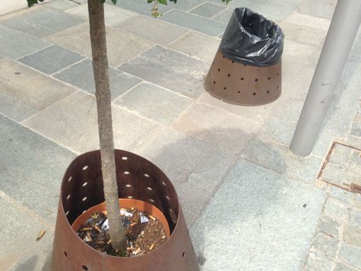 Portavasi usati come posacenere in via Felice Cavallotti quando a pochi centimetri c'è un cestino Portavasi usati come posacenere in via Felice Cavallotti quando a pochi centimetri c'è un cestino