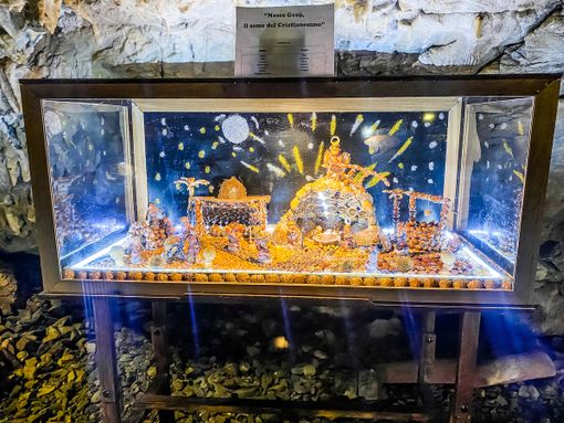 Ultima domenica per ammirare i presepi nella Grotta dei Dossi a Villanova Mondovì