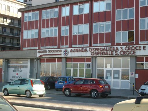 Cade davanti all'ospedale e deve chiamare l'ambulanza per fare i 150 metri che lo separano dal Pronto Soccorso