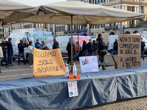 A Cuneo va in scena la protesta degli ambulanti: "Situazione insostenibile, vogliamo lavorare!" (FOTO e VIDEO) A Cuneo va in scena la protesta degli ambulanti: "Situazione insostenibile, vogliamo lavorare!" (FOTO e VIDEO)