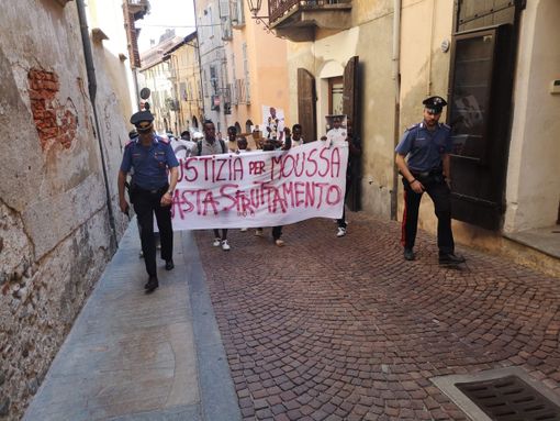 “Giustizia per Moussa. Basta sfruttamento”: braccianti africani in protesta a Saluzzo [FOTO  E VIDEO]