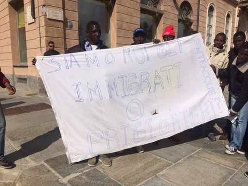 Immagine della protesta dei migranti ospiti a Entracque