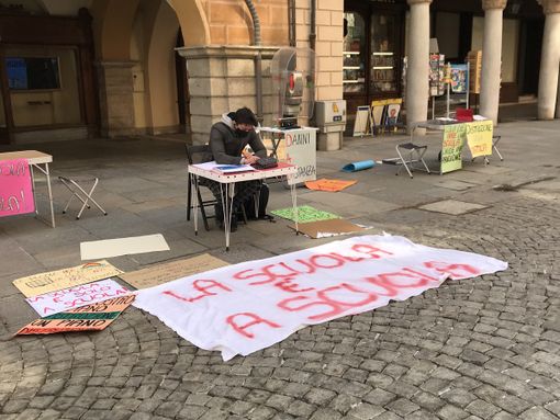 Il presidio contro la Dad davanti al comune di Cuneo