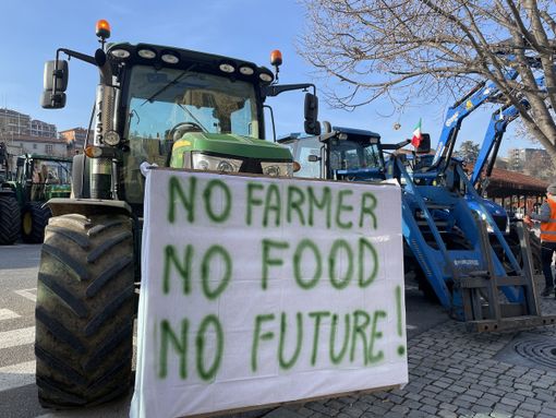 “Senza agricoltura non c’è futuro”: anche a Mondovì gli agricoltori scendono in piazza [FOTO E VIDEO]