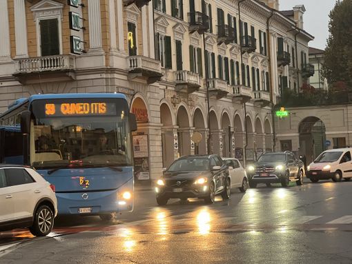 Trasporto pubblico, la Regione in ritardo nei pagamenti alle aziende: si riuscirà a garantire il servizio?