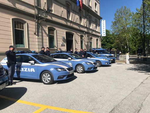 Anche alla Questura di Cuneo un minuto di silenzio per ricordare l'Agente Scelto Pasquale Apicella (FOTO E VIDEO) Anche alla Questura di Cuneo un minuto di silenzio per ricordare l'Agente Scelto Pasquale Apicella (FOTO E VIDEO)