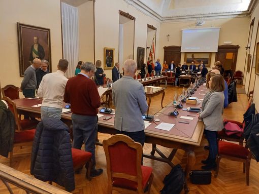 Cuneo e il cordoglio per le donne vittima di violenza: consiglieri e assessori leggono Paolo Giordano
