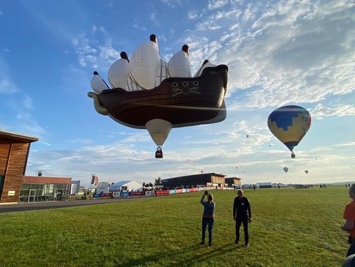 La gigantesca "Olandese Volante” lunga 35 metri al Raduno di Mongolfiere di Mondovì