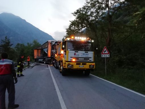 Tir carico di bottiglie esce di strada a Vinadio: immagini e video del recupero del mezzo