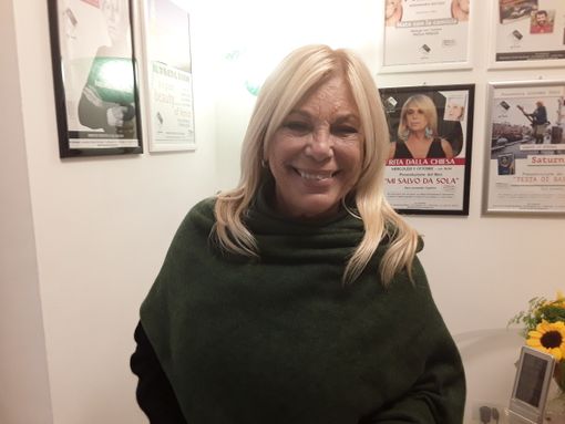 "Comunque vada la vita, cerchiamo di guardarci nello specchio senza avere paura di noi stessi. In particolare, quando qualcuno cerca di bloccarci con la critica. Ci vuole solo coraggio!"