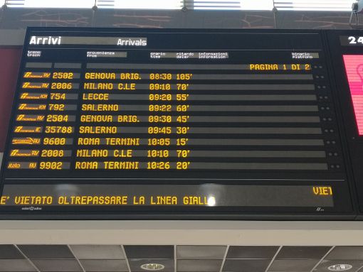 Il tabellone dei treni a Torino Porta Nuova
