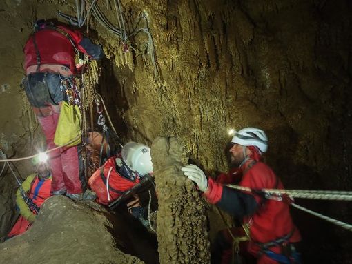 Vuoi esplorare il ventre della terra? Al via un corso base di Speleologia con il CVAI Monviso Vuoi esplorare il ventre della terra? Al via un corso base di Speleologia con il CVAI Monviso
