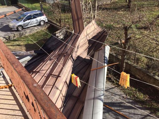 Le forti raffiche di vento scoperchiano un tetto a Saliceto