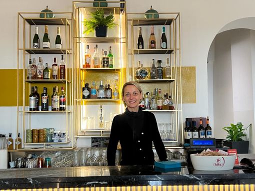 Sara Ramero dietro al bancone del locale Sara Ramero dietro al bancone del locale
