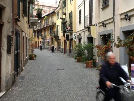 La crisi morde in via Tapparelli d'Azeglio a Savigliano: sette serrande abbassate in pochi metri
