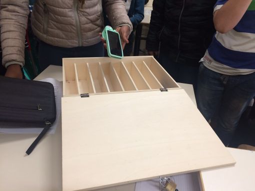 Segno dei tempi: alle scuole medie di Cuneo cellulari chiusi a chiave in una scatola