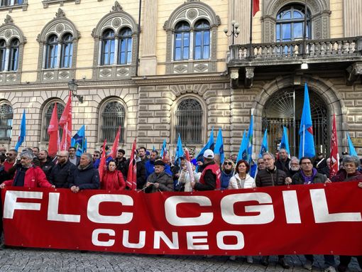 Cuneo, in 350 allo sciopero generale degli addetti dei comparti della Pubblica Amministrazione Cuneo, in 350 allo sciopero generale degli addetti dei comparti della Pubblica Amministrazione
