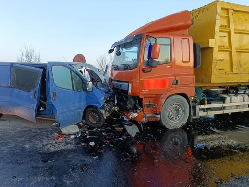 Frontale fra camion e minivan sulla provinciale 30 a Casalgrasso: un morto e quattro feriti gravi
