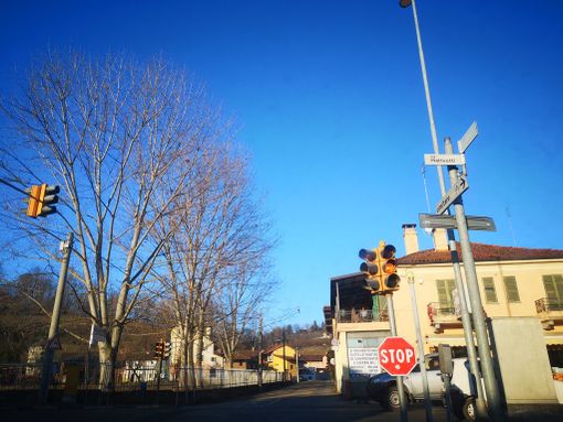 Una settimana fa l'incidente e il semaforo in centro Manta continua a lampeggiare Una settimana fa l'incidente e il semaforo in centro Manta continua a lampeggiare