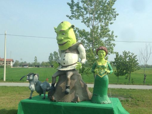 Shrek, Fiona e Ciuchino strappano un sorriso agli automobilisti lungo la provinciale Monregalese