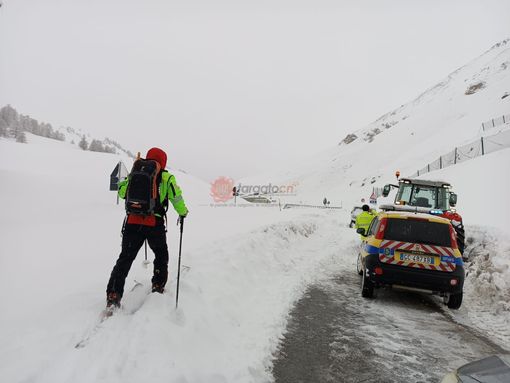 Valanga al Colle della Maddalena, travolto un mezzo del soccorso stradale: attivati vigili del fuoco e soccorso alpino