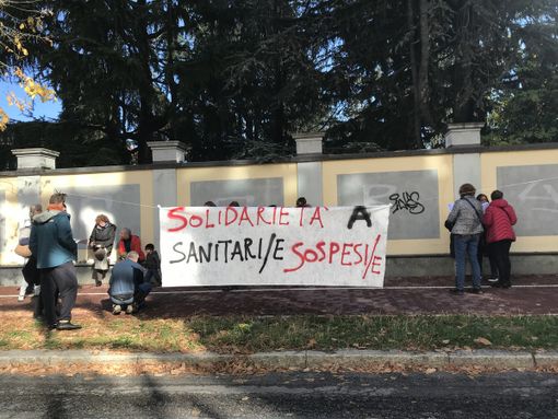 Un nuovo presidio per i circa 400 sanitari sospesi davanti alla sede dell'Asl CN1