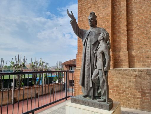 In foto la statua del Cottolengo presso il Santuario nuovo della Madonna dei Fiori, a Bra