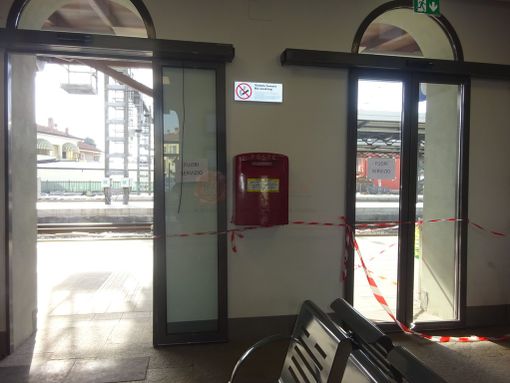Notte di follia alla stazione ferroviaria di Bra: danneggiate le porte di ingresso della sala d’attesa ed il sistema video degli orari