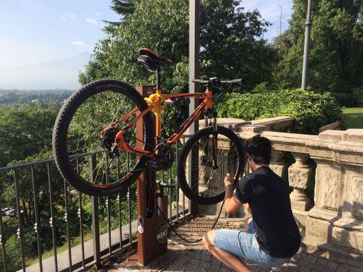 Cuneo: installate le prime stazioni di manutenzione e gonfiaggio per biciclette