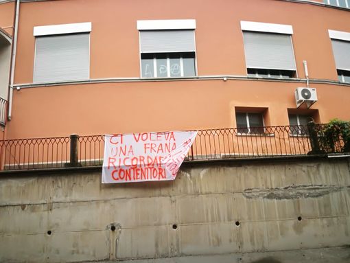 Mondovì, striscione al &quot;Michelotti&quot;: &quot;Ci voleva una frana per ricordarsi dei contenitori vuoti&quot;