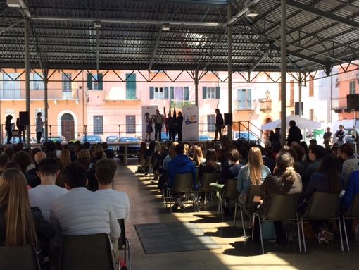 "Festa dell'Europa" in piazza Virginio a Cuneo: premiati tanti studenti promossi "cittadini europei"