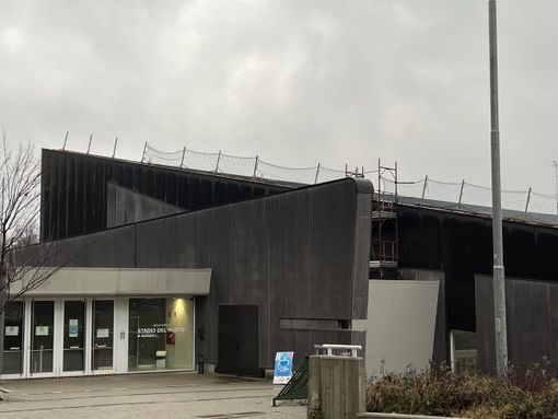 Pannelli fotovoltaici sul tetto dello Stadio del Nuoto. Ma vanno eliminate prima le infiltrazioni