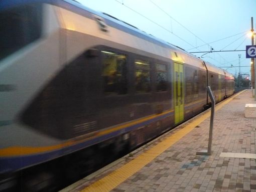 Cuneo-Torino in ritardo di 58 minuti. Trenitalia si scusa offrendo la colazione ai passeggeri Cuneo-Torino in ritardo di 58 minuti. Trenitalia si scusa offrendo la colazione ai passeggeri