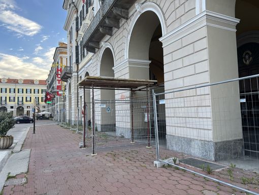 Dopo due anni e mezzo, ancora transennata la facciata del tribunale di Cuneo