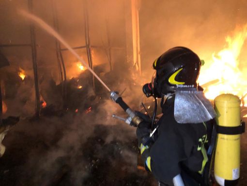 Incendio tetto a Fossano, intervento dei vigili del fuoco nella notte Incendio tetto a Fossano, intervento dei vigili del fuoco nella notte