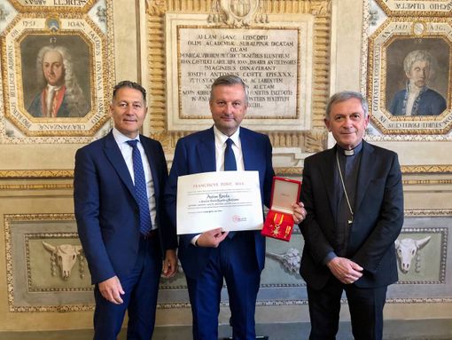 A Ezio Raviola, già presidente di Fondazione CRC, l'onorificenza pontificia di Cavaliere di San Gregorio Magno A Ezio Raviola, già presidente di Fondazione CRC, l'onorificenza pontificia di Cavaliere di San Gregorio Magno