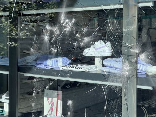 Atti vandalici in piazza Boves, l'impotenza di chi ci vive: "Fanno quello che vogliono e ti ridono in faccia" Atti vandalici in piazza Boves, l'impotenza di chi ci vive: "Fanno quello che vogliono e ti ridono in faccia"