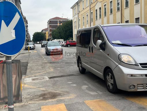Cuneo, in via Bersezio settemila auto al giorno. L'assessore: "Viabilità da rivedere, ma il viale degli Angeli resta chiuso" Cuneo, in via Bersezio settemila auto al giorno. L'assessore: "Viabilità da rivedere, ma il viale degli Angeli resta chiuso"
