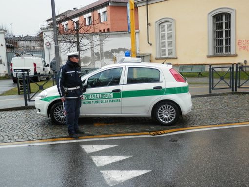 Auto a zig zag a Savigliano, rischia di investire dei pedoni