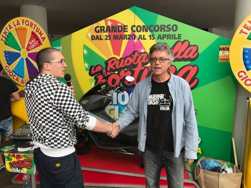 Molo 8.44 di Vado Ligure: vinto sabato lo scooter Honda, il super premio de “La Ruota della Fortuna, il concorso di Pasqua organizzato dallo shopping center